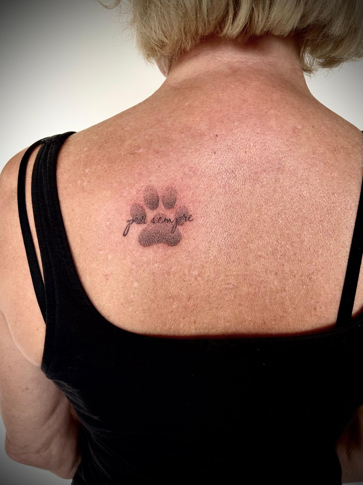 Pfoten-Tattoo mit Schriftzug für immer