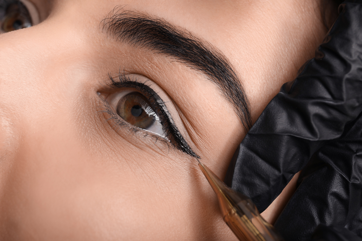 Eyeliner-Pigmentierung am oberen Wimpernkranz