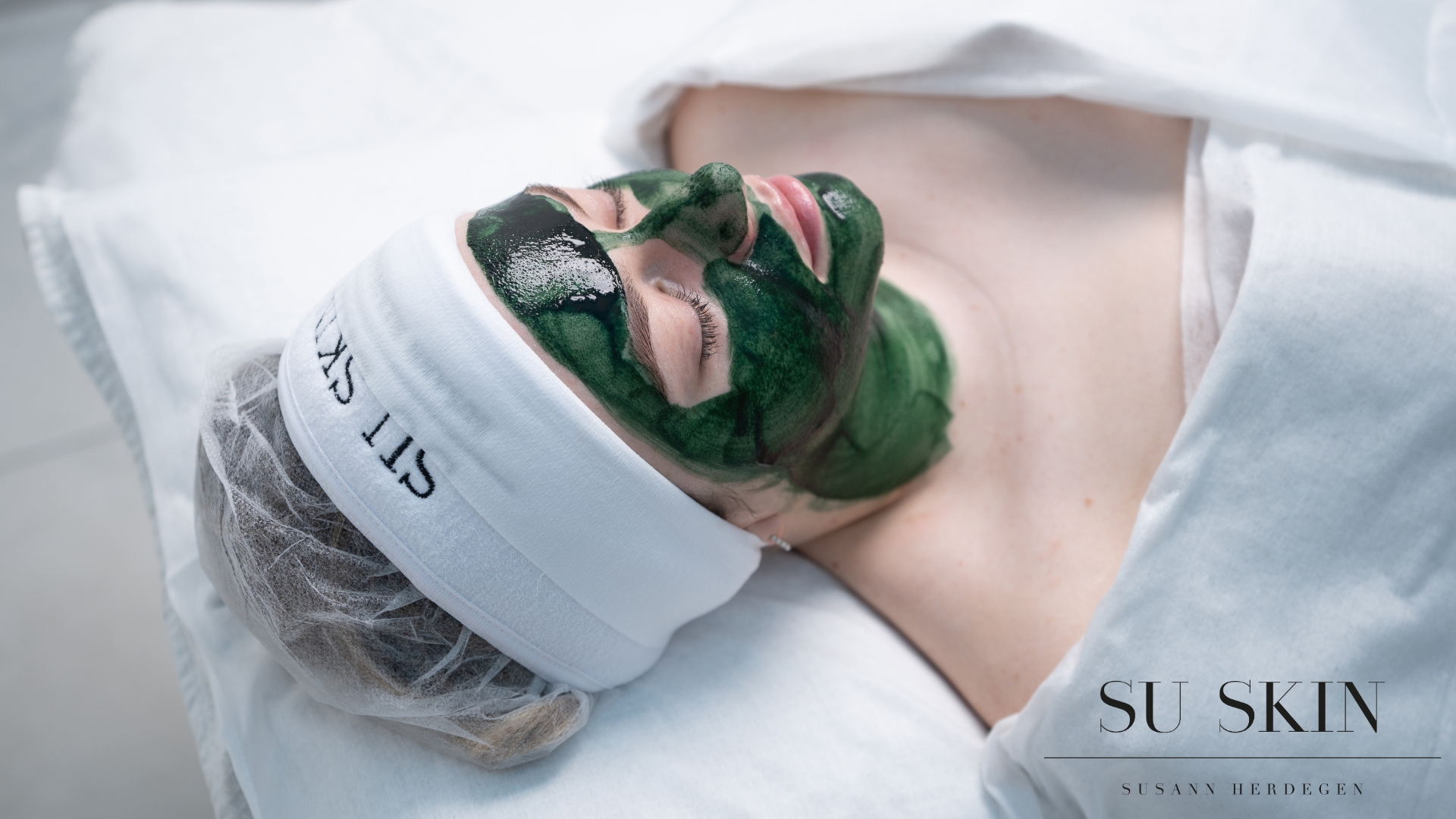 Gesichtsbehandlung mit Maske
