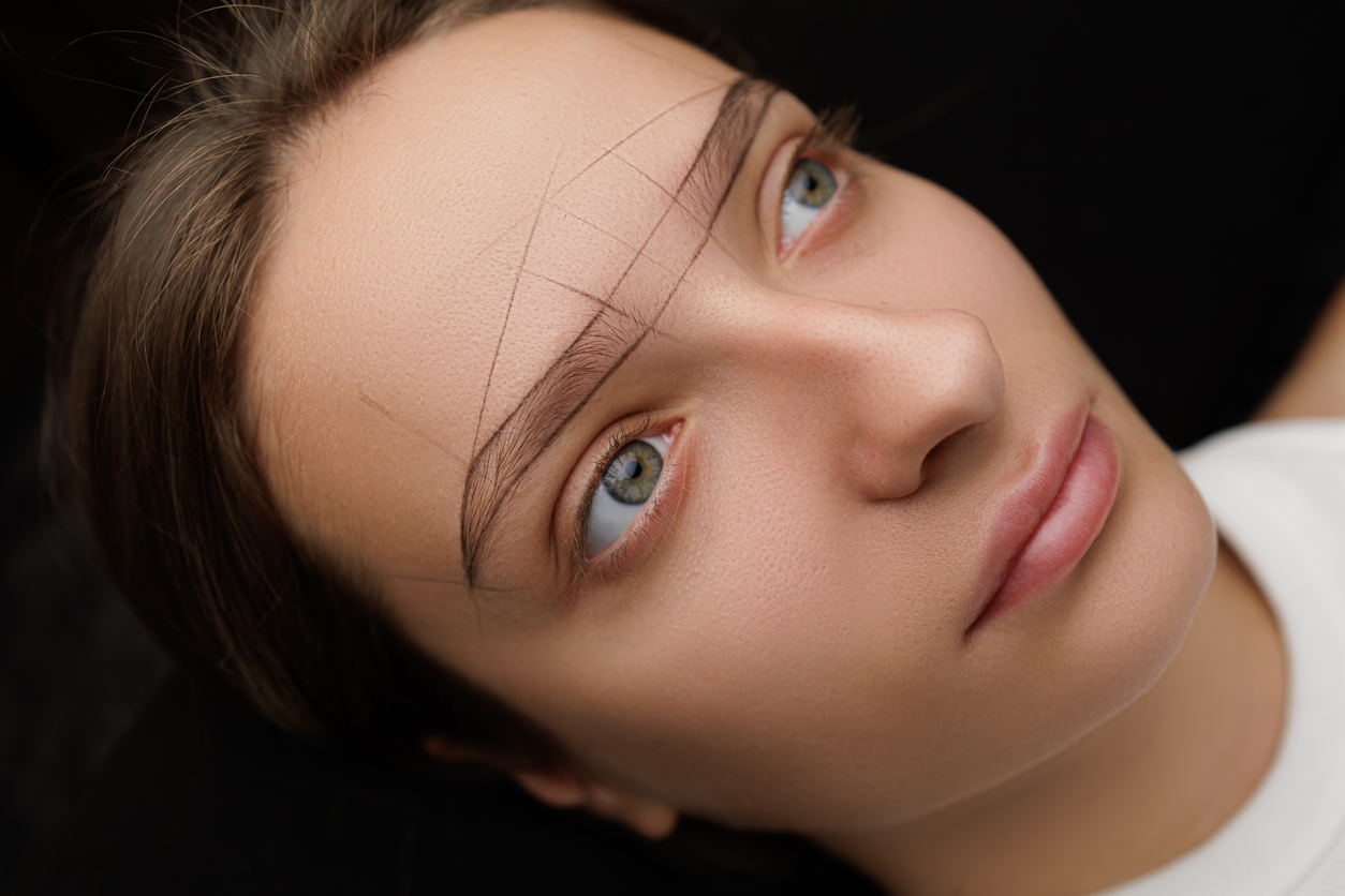 Vorgezeichnete Augenbrauenkonturen vor einer Powderbrows-Pigmentierung